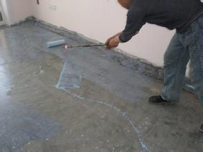歐耐克界面劑的用途：主要用于大理石、墻面等光滑面粘貼前處理。歐耐克工程師曾做過實驗，可以通過界面劑在玻璃上、瓷磚上貼瓷磚，粘接牢固，沒有掉磚情況。界面劑現(xiàn)場施工圖