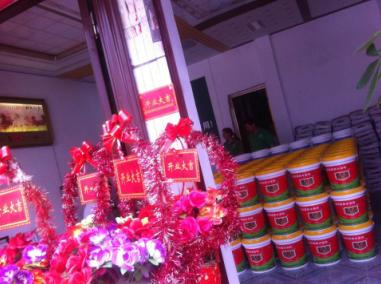 賀喜羅城梁總形象店開業(yè)！梁總是歐耐克防水的老客戶，一直是河池宜州的代理，在宜州防水市場具有很強的市場影響力。2015年，梁總加大了在防水方面的投入，在羅城開了一家新的防水店——歐耐克防水羅城形象店。